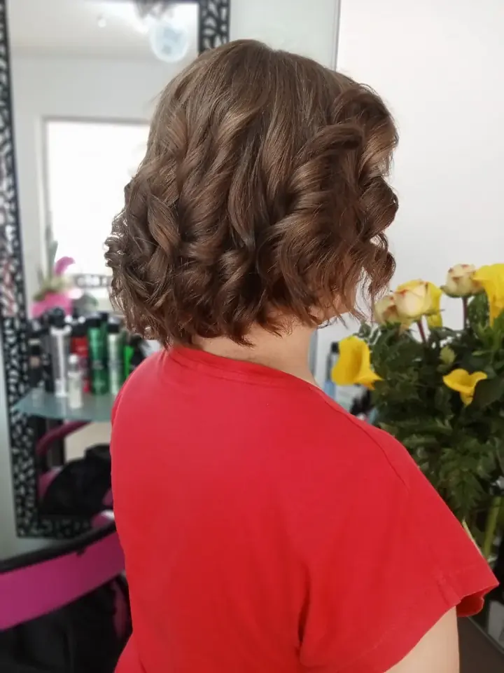 Cabelo curto castanho com caracóis largos