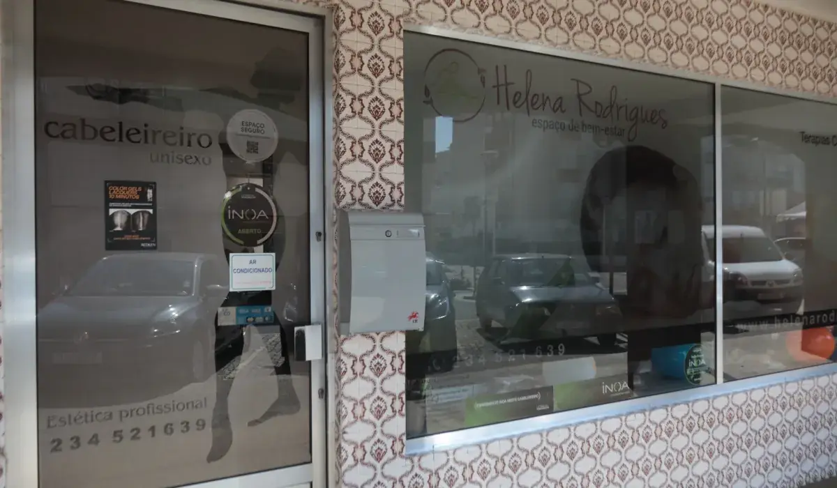 Fachada do salão: porta com 'cabeleireiro unisexo' e montra 'Helena Rodrigues, espaço de bem-estar'