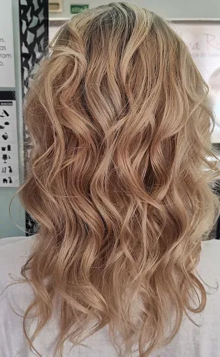 Cabelo loiro com ondas soltas