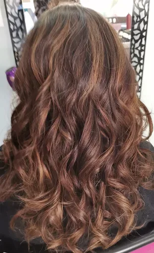 Castanho com madeixas e ondas